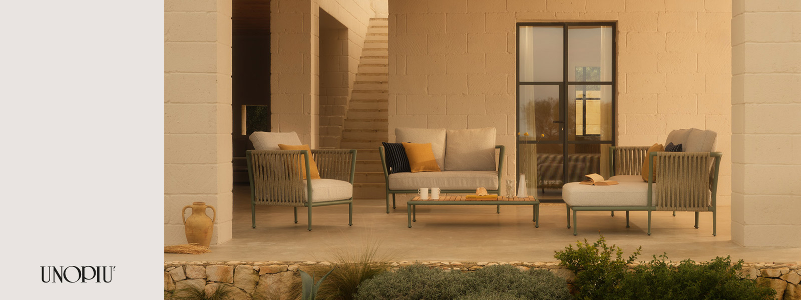 UNOPIU' Treble Slide background